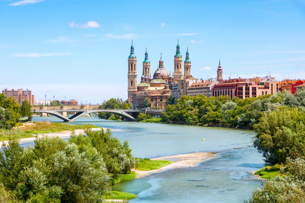 Vista aérea de Zaragoza, España, con la Basílica de Nuestra Señora del Pilar y el río Ebro. La capital de Aragón famosa por sus monumentos de arquitectura mudéjar