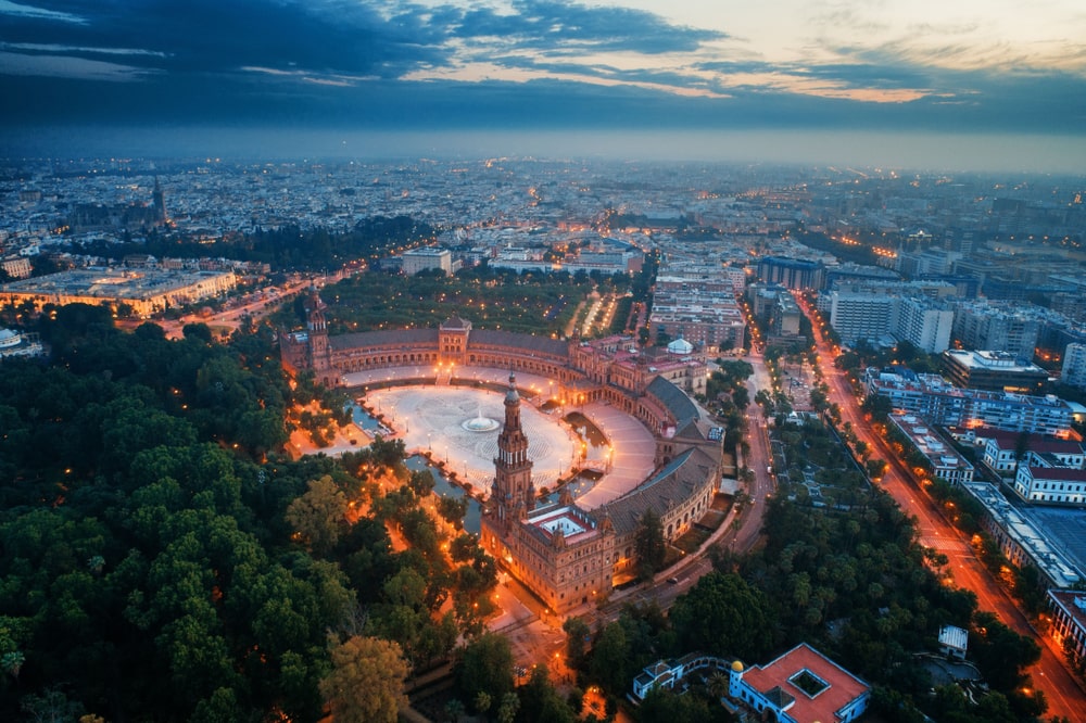 Plaza de España vista aérea de noche en Sevilla, España