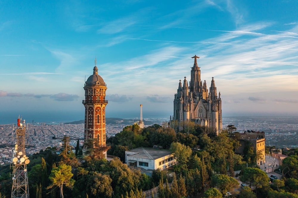 Antigua iglesia en una colina de Barcelona. A vista de pájaro